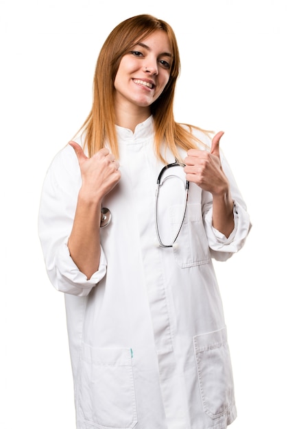 Jonge artsenvrouw met omhoog duim