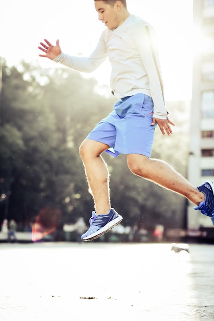 Jonge atleet die op straat springt