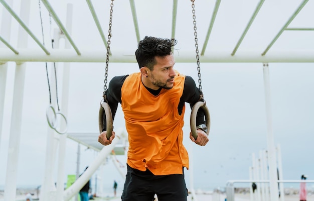 Jonge atleet die 's ochtends traint op het strand van de sportschool