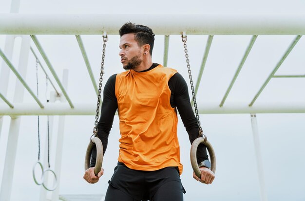 Jonge atleet die 's ochtends traint op het strand van de sportschool