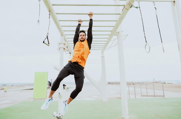 Jonge atleet die 's ochtends traint op het strand van de sportschool