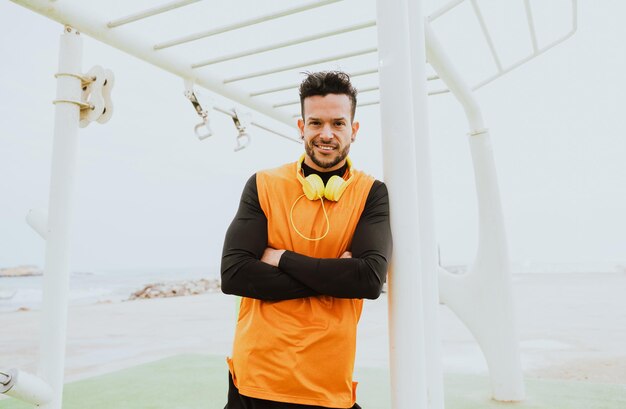 Jonge atleet die 's ochtends traint op het strand van de sportschool