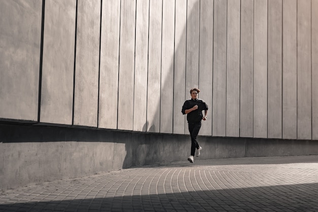 Jonge atleet rent in de buurt van het stadion