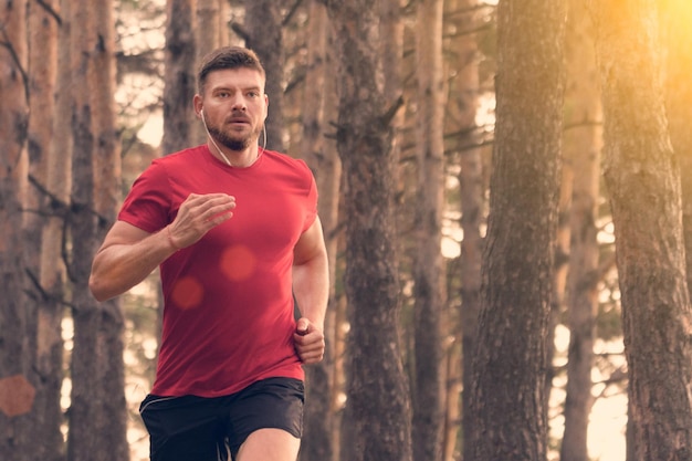 Jonge atletische man joggen in het park