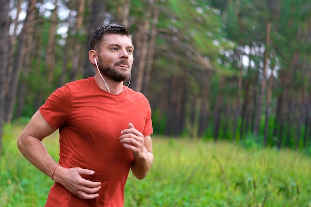 Jonge atletische man joggen in het park