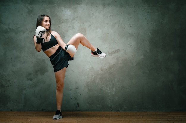 Jonge atletische vrouw bokser in korte broek