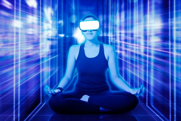 Foto jonge atletische vrouw die vr-hoofdtelefoon draagt die meditatie doet