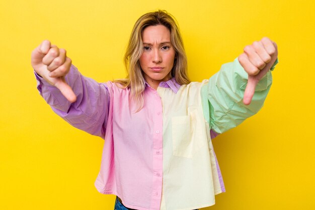 Jonge australische vrouw geïsoleerd met duim naar beneden en uiting van afkeer.