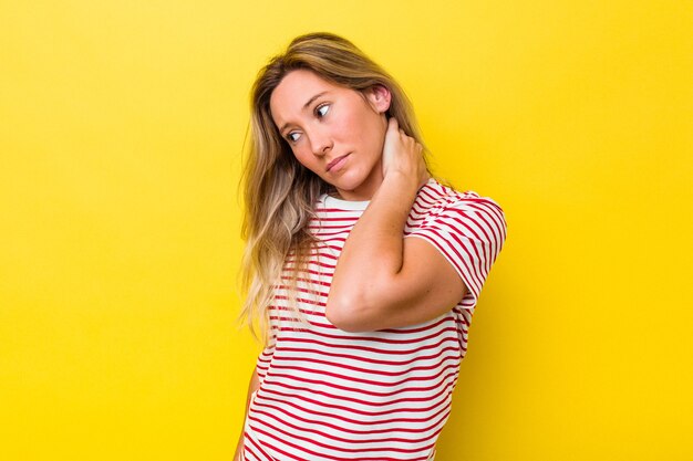 Jonge australische vrouw geïsoleerd met nekpijn als gevolg van stress, masseren en aanraken met de hand.