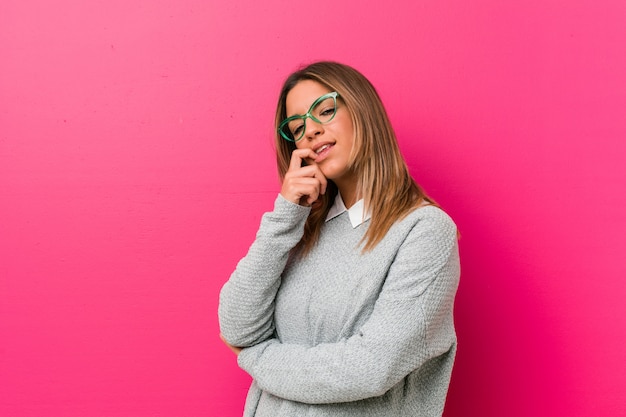 Jonge authentieke charismatische vrouw die ontspannen aan iets dacht