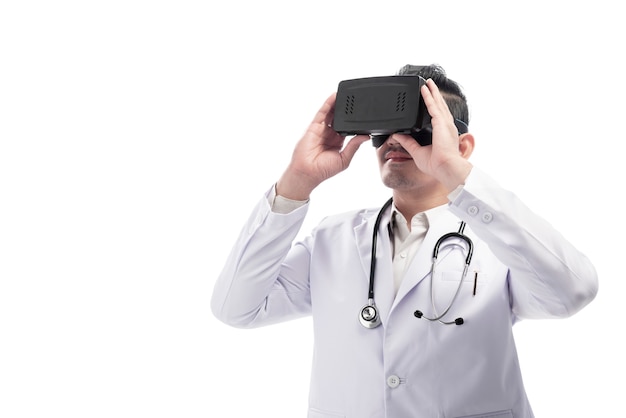 Jonge Aziatische artsenmens met witte laboratoriumlaag en stethoscoop die virtuele werkelijkheid gebruiken