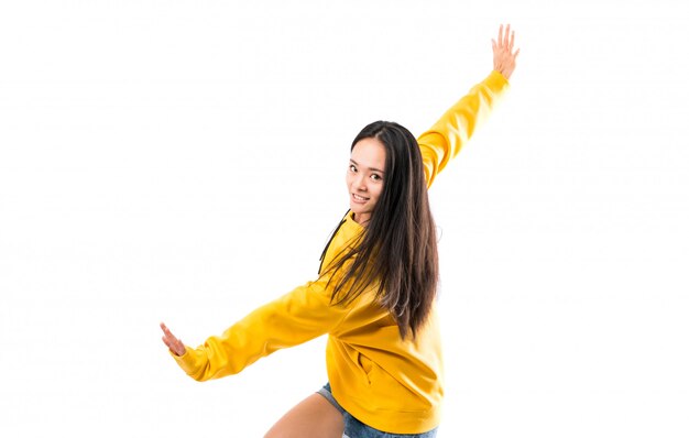 Jonge Aziatische danser over geïsoleerde witte muur