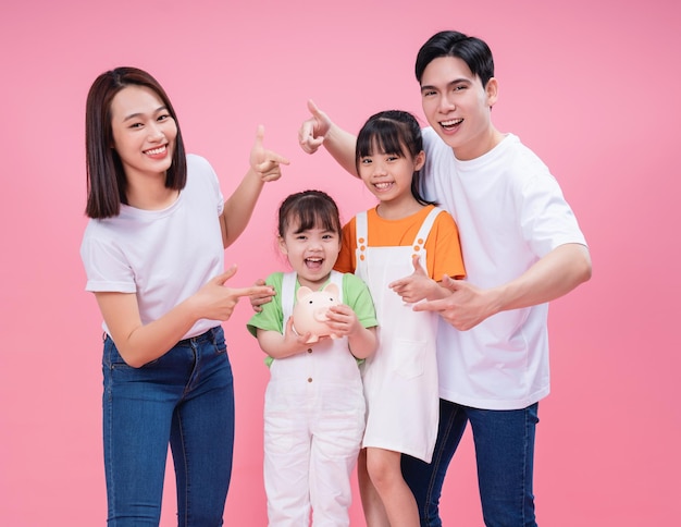Jonge Aziatische familie op de achtergrond