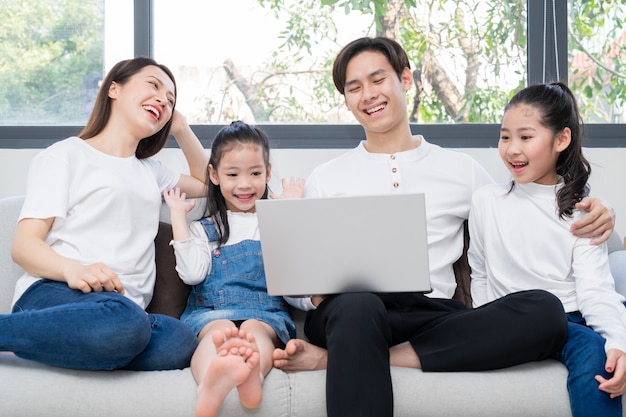 Jonge Aziatische familie vermaakt zich thuis in vrije tijd