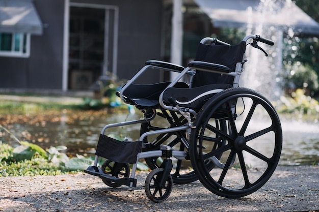 Jonge aziatische fysiotherapeut die met een oudere vrouw werkt aan het lopen met een rollator