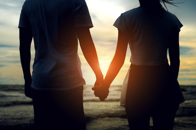 Foto jonge aziatische man die hand vasthoudt met meisje romantisch samen