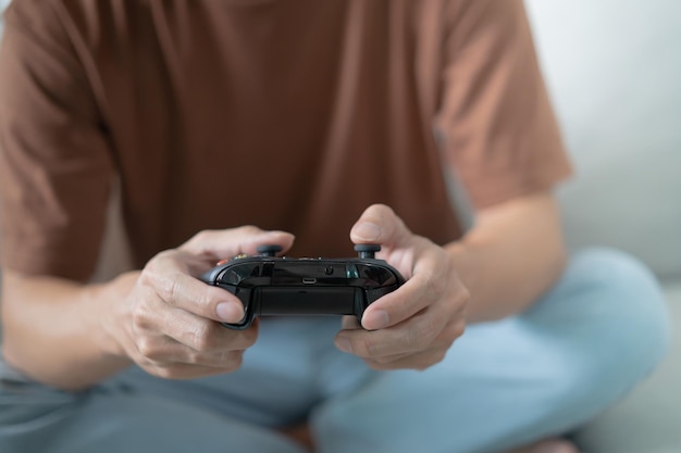 Jonge Aziatische man gamer controller videoconsole spelen houden hobby speels Online videogame genot eSport Cyber Games Internet