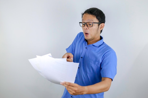 Jonge Aziatische man is geschokt en verrast met de witte e-mail of de rekening