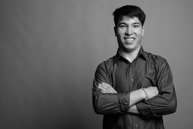 Jonge Aziatische man met button-down shirt