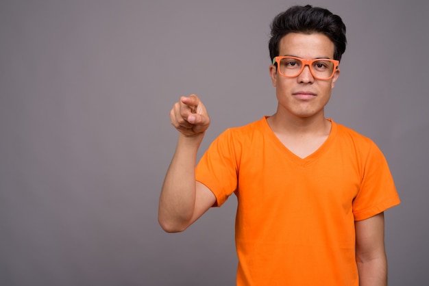 jonge Aziatische man met oranje shirt