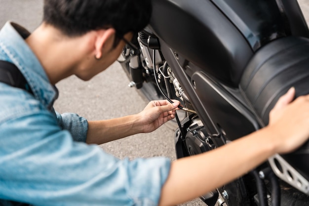 Jonge Aziatische man motor repareren