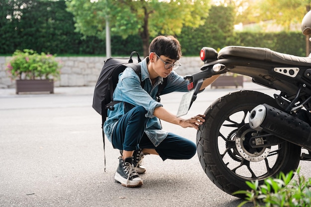 Jonge Aziatische man motor repareren