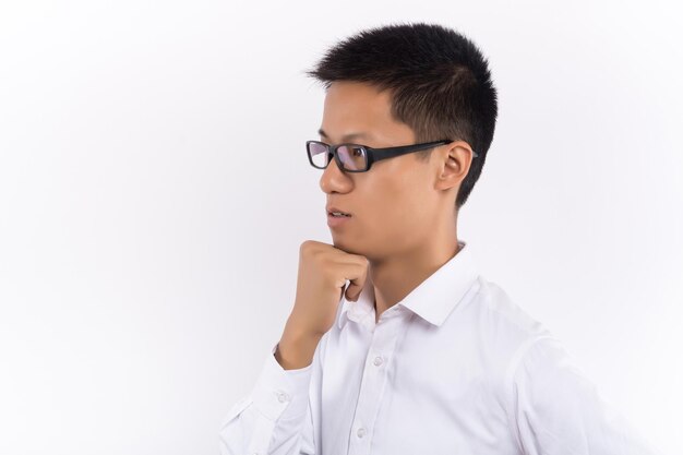 Jonge Aziatische mannelijke denken voor witte achtergrond