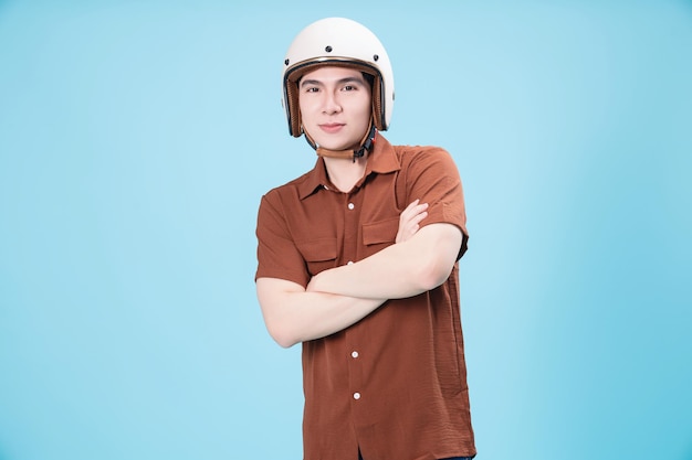 Jonge Aziatische mens die helm op achtergrond draagt