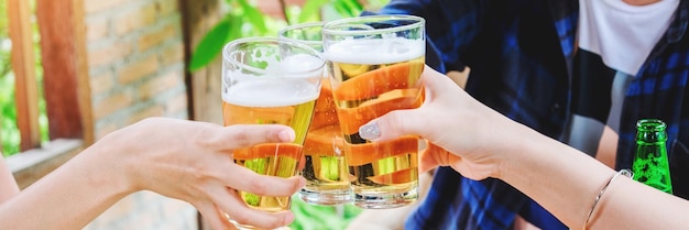 Jonge Aziatische mens het drinken bier en gerinkelglazen gelukkig terwijl het genieten van huis van partij