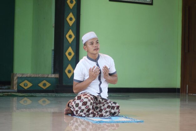 Foto jonge aziatische moslim bidden in de moskee
