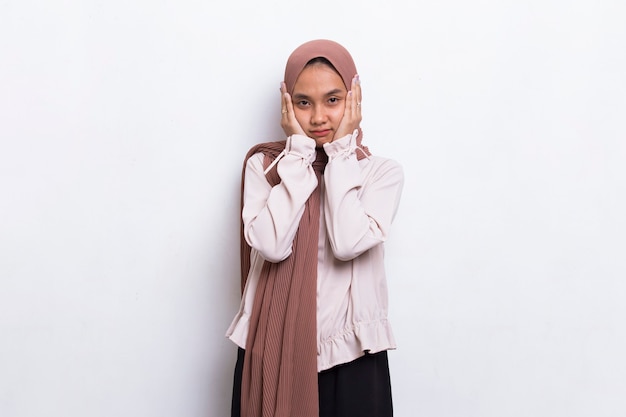 Jonge aziatische moslimvrouw boos emotioneel schreeuwen en schreeuwen op witte achtergrond