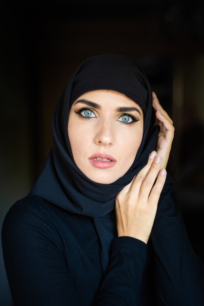 Jonge aziatische moslimvrouw in hoofddoekglimlach Mooie vrouw uit het Midden-Oosten die abaya Arabian draagt