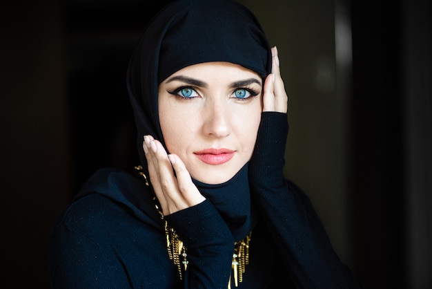 Jonge aziatische moslimvrouw in hoofddoekglimlach Mooie vrouw uit het Midden-Oosten die abaya Arabian draagt