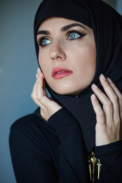 Jonge aziatische moslimvrouw in hoofddoekglimlach Mooie vrouw uit het Midden-Oosten die abaya Arabian draagt