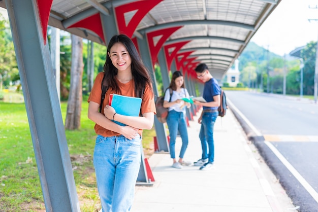 Jonge Aziatische student op universiteit