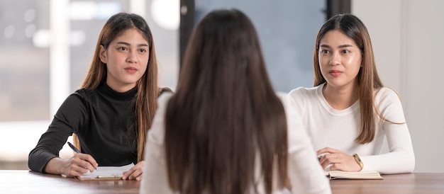 Jonge Aziatische studenten hebben een ontmoeting met een docentadviseur of een tutor om het project te bespreken