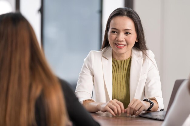 Jonge Aziatische studenten hebben een ontmoeting met een docentadviseur of een tutor om het project te bespreken