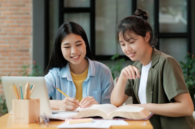 Jonge Aziatische studentencampus helpt vriend bij te praten en te leren