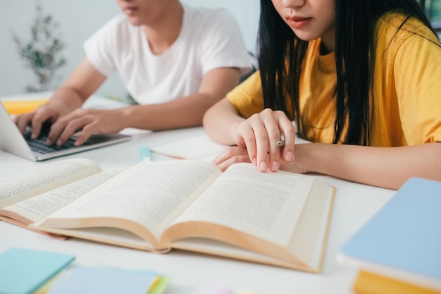 Jonge Aziatische studentencampus helpt vriend bij te praten en te leren