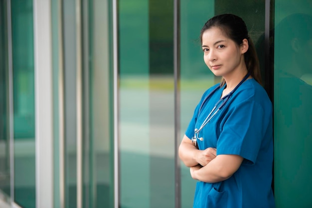 Jonge Aziatische verpleegster die in een kliniek werkt Portret van een dokter in een ziekenhuis