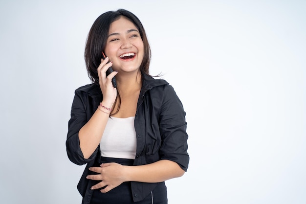 Jonge aziatische vrouw die belt met een mobiele telefoon