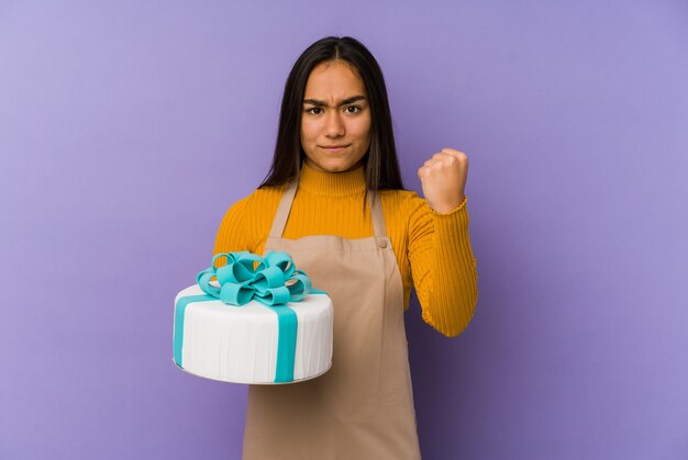 Jonge Aziatische vrouw die een cake houdt