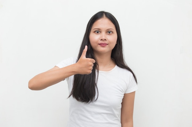 Jonge aziatische vrouw die en ok teken met handgebaar glimlacht maakt