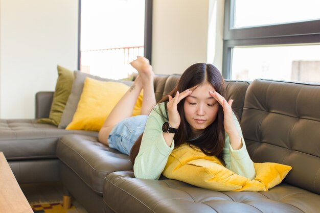 Jonge Aziatische vrouw die geconcentreerd kijkt