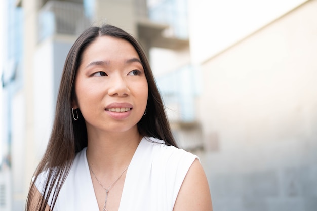 Jonge aziatische vrouw die lacht Chinees zakenmeisje op haar werkplek Werknemer in een werkrust