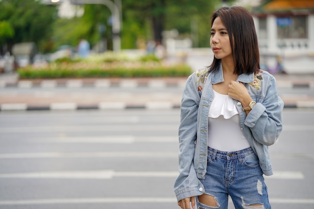 Jonge aziatische vrouw die naar oriëntatiepunt in bangkok thailand reist.