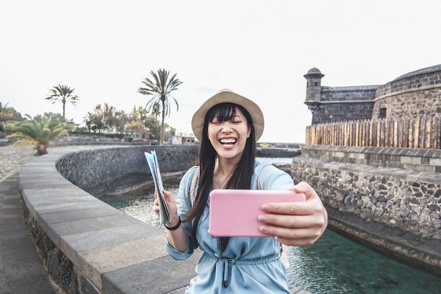 Jonge aziatische vrouw die video voor vlog met smartphonecamera maakt