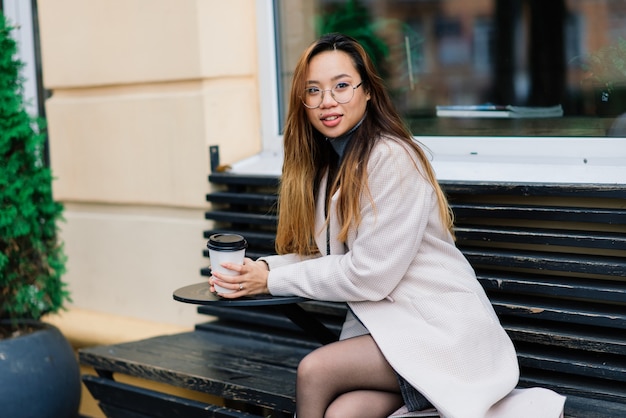 Jonge Aziatische vrouw, droevig gezichtsportret in stad bij de avond