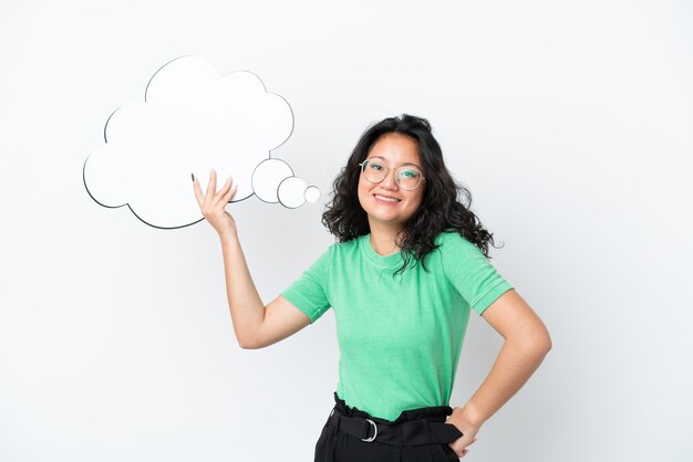 Jonge Aziatische vrouw geïsoleerd op een witte achtergrond met een denkende tekstballon