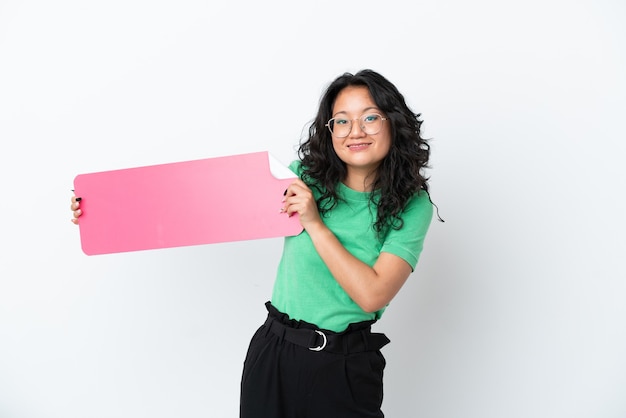 Jonge aziatische vrouw geïsoleerd op een witte achtergrond met een leeg bordje